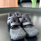 🐕🧦 Calzini antiscivolo e impermeabili per cani e gatti – Zampe protette, pavimenti asciutti! 💧✨