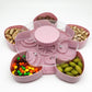 🌺✨ Vassoio portasnack girevole a forma di fiore – Con coperchio antipolvere, perfetto per buffet e feste! 🍬🎉